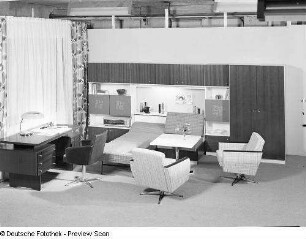 Arbeitsplatz und Anbauwand mit Sitzgruppe : Zeulenroda, Karl-Marx-Straße 67. Möbelkombinat Zeulenroda-Triebes (ZEUTRIE). Wohnzimmer (1972; Möbelkombinat Zeulenroda-Triebes (ZEUTRIE)). Arbeitsplatz und Anbauwand mit Sitzgruppe