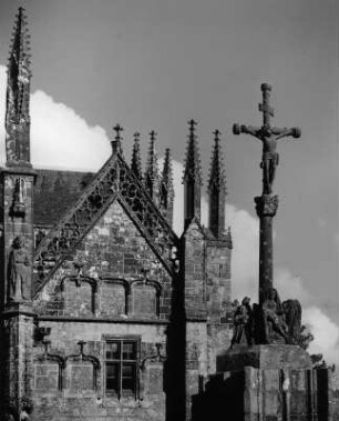 Bretagne. Kirche. Teilansicht mit Kalvarienberg