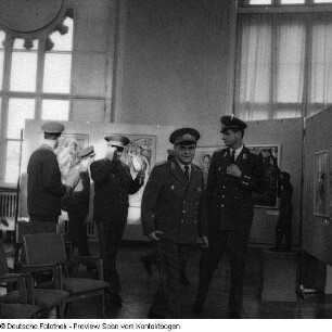 Militärs bei Kunstausstellung