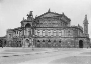 Dresden. Opernhaus (1871-78; Entwurf v. G. Semper). Ansicht von Osten