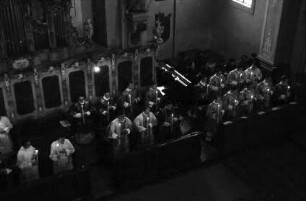 St. Peter: Diakone, mit Kerzen in Kirchenbänken