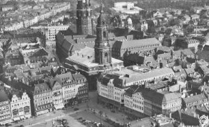 Dresden-Altstadt. Altmarkt, Kreuzkirche und Neues Rathaus. Luftbild-Schrägaufnahme von Nordwest