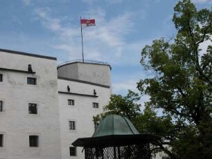 Salzburg, Festung Hohensalzburg mit Fahne der Stadt Salzburg
