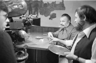 Drehaufnahmen des Südwestfunks für den Kriminalfilm "Räuber und Gendarm" im Restaurant "Goldenes Kreuz"