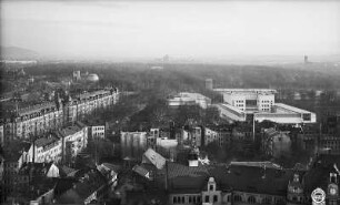 Dresden. Blick vom Rathausturm über die Johann-Georgen-Allee und das Hygienemuseum nach Ostsüdost zum Großen Garten