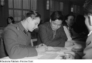 Koreanischer Student im Gespräch