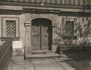 Waltersdorf, reliefiertes Türgewände eines Umgebindehauses, datiert 1738