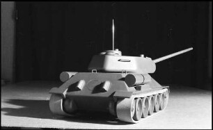 Freiburg: Holzspielzeug, Tank T 34 Modell, von oben