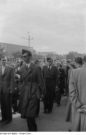 Besucher der Leipziger Herbstmesse 1954, darunter uniformierte Angehörige der US-Streitkräfte