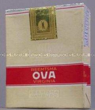 Werbeaufsteller in Form einer übergroßen Zigarettenschachtel für "Ova"-Zigaretten