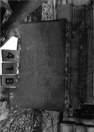 Grabstein 41 (Index: 99796622) Material: Sandstein Zustand: quer gebrochen/repariert Maße HxBxT: 151x60x24 cm Beschreibung: eingezog. Rundbogenabschl. m. Verdach. , Schrift eingetieft, getreppter Sockel, Stele Symbolik: Ranken um Aufsaz, Sternchen: Grabstein 41B
