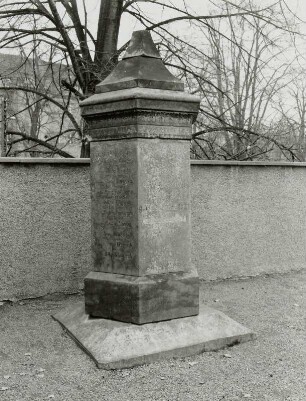Denkmal für die Gefallenen des 1. Weltkrieges : Denkmal für die Gefallenen des 1. Weltkrieges. Sandstein (nach 1918). Großkmehlen, Kirchhof