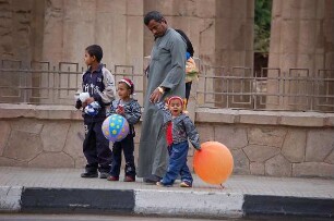 Luxor - Ägyptische Familie : Ägyptische Familie am Luxor-Tempel in Luxor, aufgenommen 2006