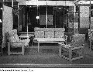 Sitzgruppe : Leipzig. Leipziger Herbstmesse, 1983. Sitzgruppe. Holz, Polsterung mit Mischgewebebezug (1983; VEB Polstermöbelkombinat Oelsa-Rabenau)