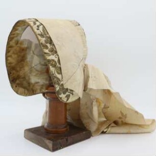 Weiße Trachtenhaube mit Goldener Metallstickerei und Dekorativem Band in Gold