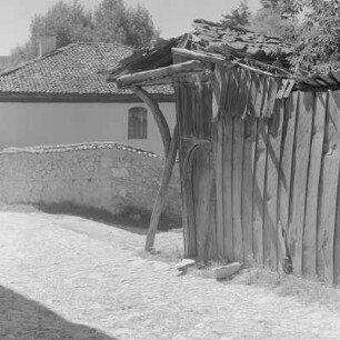 Landleben in Kopriwschtiza im zentralen Teil des Sredna-Gora-Gebirges. Typische Wohnhäuser der altbulgarischen Architektur