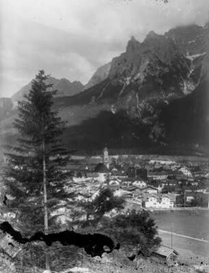 Mittenwald, Ortsansicht : Mittenwald. Ortsteilansicht mit Pfarrkirche St. Peter und Paul gegen das Karwendelgebirge