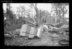 Straße nach Saint-Quentin und Marcy Lager (beide Dep. Aisne, Frankreich): abgebrochener Kamin auf dem Boden, Schutt