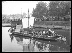 Boot umgebaut mit Segel und Kanone auf der Tauber. Wahrscheinlich zum Pankgrafenfest.