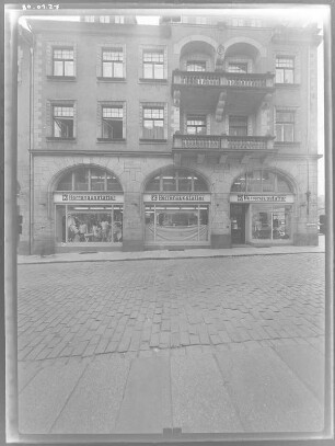 Meißen-Altstadt, Willy-Anker-Straße (Elbstraße) 32. Wohnhaus mit Läden (1901). Straßenfront (Teilansicht)