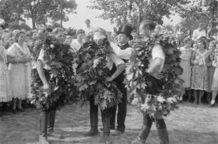 Hahnrupfen in Jänschwalde. Die Sieger des Hahnrupfens. : Łapanje kokota w Janšojcach. Mytowani dobyćerjo.