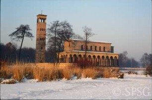 Potsdam, Park Sacrow, Heilandskirche vom Eis aus.
