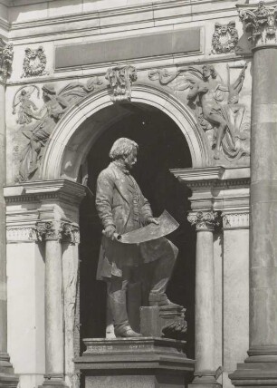 Denkmal Gottfried Semper. Dresden, Brühlsche Terrasse : Schilling, Johannes: Denkmal Gottfried Sempers. Bronze auf Granitsockel; überlebensgroß. Dresden, 1891-1892. Dresden-Altstadt, Brühlsche Terrasse. Blick gegen nördlichen Fensterbogen der SO-Fassade des Ausstellungsgebäudes (1887-1894; Konstantin Lipsius) mit den Zwickelfiguren Tatkraft und Begeisterung von Heinrich Bäumer, signiert und bezeichnet 1893