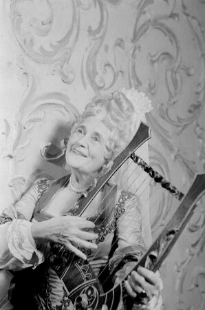 Szenenbilder aus der Komödie "Die gelehrten Frauen" von Molière am Schlossparktheater Berlin-Steglitz : Rollenporträt