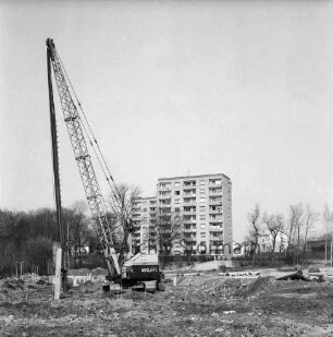 Sülzberg: Bau mehrgeschossiger Wohnblocks: Ramme beim Setzen von Pfählen: links Zaun: rechts Pfähle: hinten Mitte Hochhäuser am Kurpark: hinten rechts Wohngebäude und Betriebsgelände der Maschinenfabrik Lythall KG