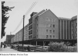 Dresden-Striesen. Borsbergstraße. Großbaustelle. 5-geschossige Wohnbauten mit Läden und 8-geschossiges Appartementhaus (1955-1958; H. Schneider, G. Dettmar, W. Hänsch, G. Kintzer)