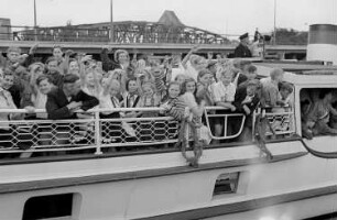 Dampferfahrt von Treptow : Winkende Schiffspassagiere