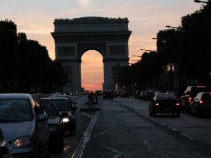 Blick über die abendliche Champs Elysees zum Arc de Triomphe
