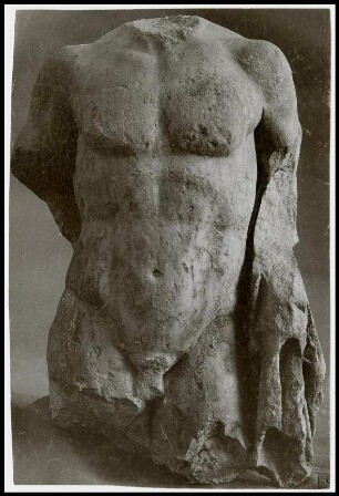 Fotografie. Torso einer Männerfigur