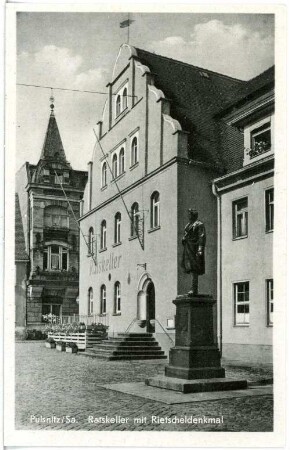 Pulsnitz. Rathaus und Rietscheldenkmal