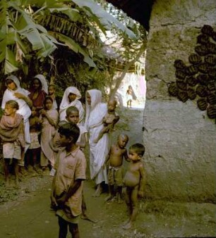 Großfamilie neben einem Haus stehend : Bengalen (Indien). Großfamilie neben einem Haus stehend