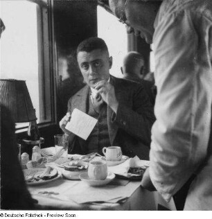 Zahlkellner beim Kassieren im Mitropa-Speisewagen : Deutsche Reichsbahn. Zahlkellner beim Kassieren im Mitropa-Speisewagen