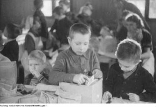Deutsche Kriegsgefangene in Jugoslawien spenden Pakete für Kinder in Deutschland - Auspacken der Geschenke im Kinderkrankenhaus, 1948