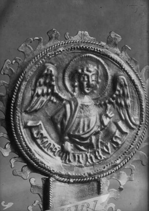 Kruzifixus, Kreuzende: Evangelistensymbol Matthäus