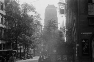 Jopengasse in Danzig : Die Jopengasse mit Blick auf den Kirchturm der Danziger Marienkirche.