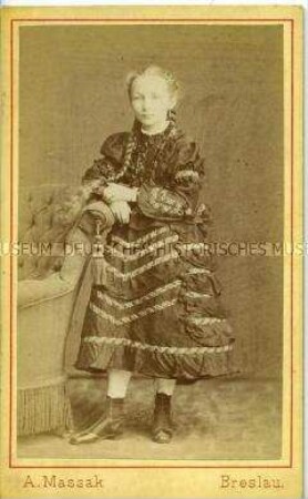 Junges Mädchen mit langen blonden Zöpfen, Carte de Visite