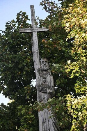Juodkrante - Christusfigur aus Holz und Kreuz : Neben der lutherischen Kirche in Juodkrante steht diese Christusfigur eines Holzbildhauers. Aufgenommen am 7. Oktober 2010