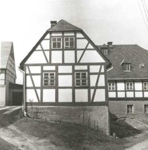 Grünhainichen, Hohe Straße 10. Wohnhaus der sog. Schalingschen Häuser (1787). Giebelfront