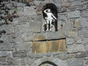 Michaelskapelle - Westseite mit Textstein und Michaelsfigur über Sturz