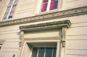 Lübecker Straße 17: traufständige Straßenfront: Detailaufnahme: Architrav über Eingangstür, Gesims