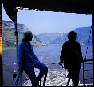 Strecke Boppard - Rüdesheim: zwei Mädchen am Heck des Schiffes