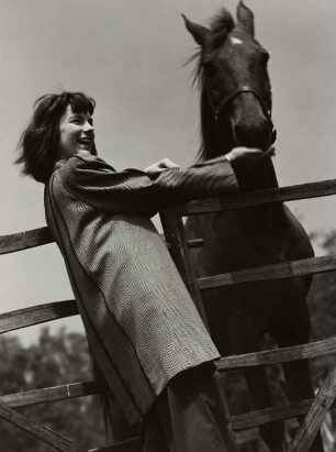 Modeaufnahme, Modell Carolines Carles mit Pferd (für Yardley)