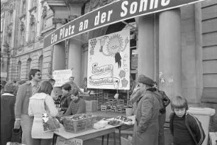 Patenschaft der Stadt Karlsruhe für die ARD-Fernsehlotterie 1977 "Ein Platz an der Sonne". Aktivitäten von sechs Hohenwettersbacher Vereinen auf dem Europaplatz zu Gunsten der Lotterie