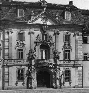 Erfurt, ehem. Kurmainzischer Pack- und Waagehof (Statthalterei), barocker Neubau: Fassade mit Mittelrisalit und Portalanlage, heute Angermuseum; Welsch, Maximilian von