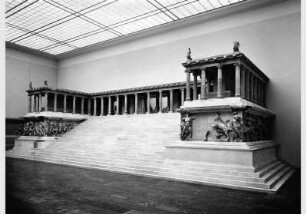 Blick auf den Pergamonaltar im Pergamonmuseum