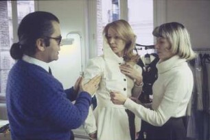 Paris. Karl Lagerfeld beim Anpassen und Abstecken eines Kleides an einer Mitarbeiterin